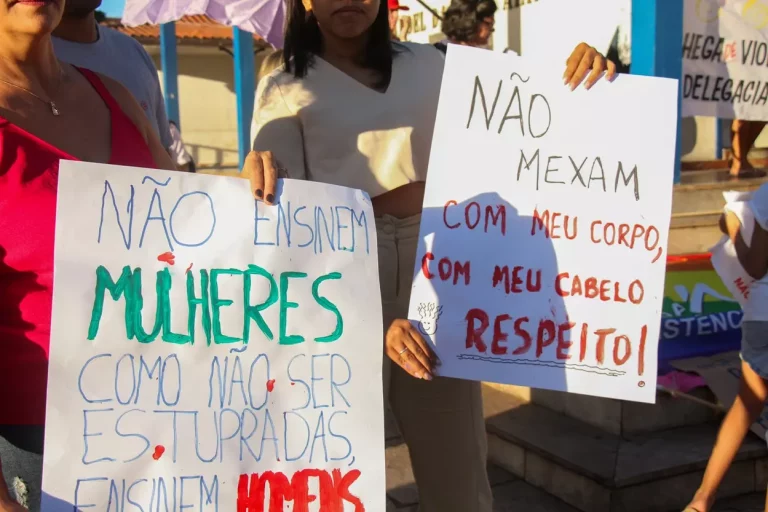 Duas mulheres seguraram cartazes durante o ato, escritos "Não ensinem mulheres como não ser estupradas, ensinem homens a não estuprar" e "Não mexam com meu corpo, com meu cabelo, respeito!"