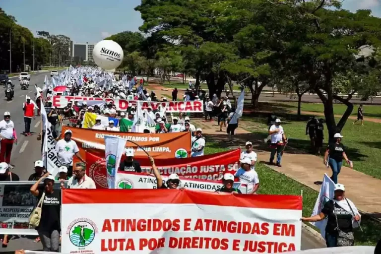 Movimento dos Atingidos por Barragens foi às ruas pedir justiça para as vítimas da tragédia de Mariana não contempladas adequadamente na repactuação