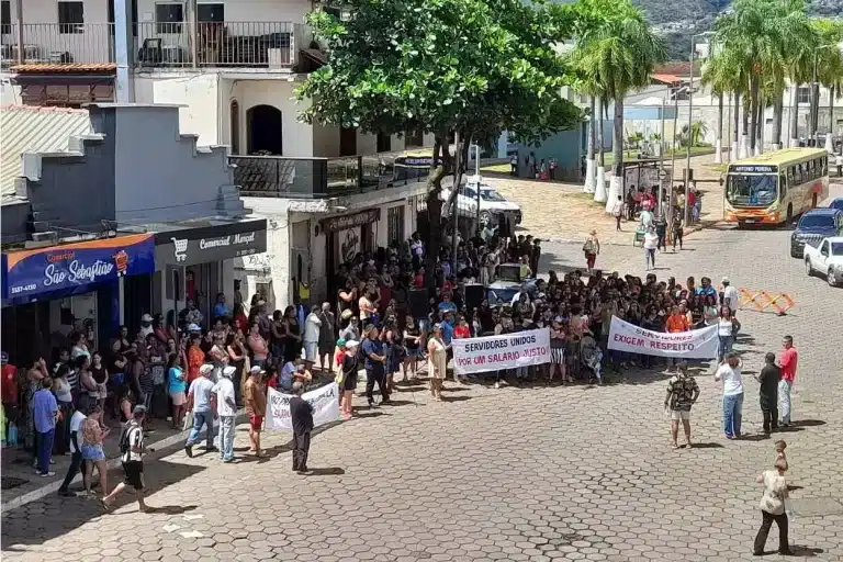 Protegendo-se do sol, os servidores públicos fizeram assembleia geral na Praça JK, diante do prédio da Prefeitura Municipal e aprovaram "Operação Tartaruga"