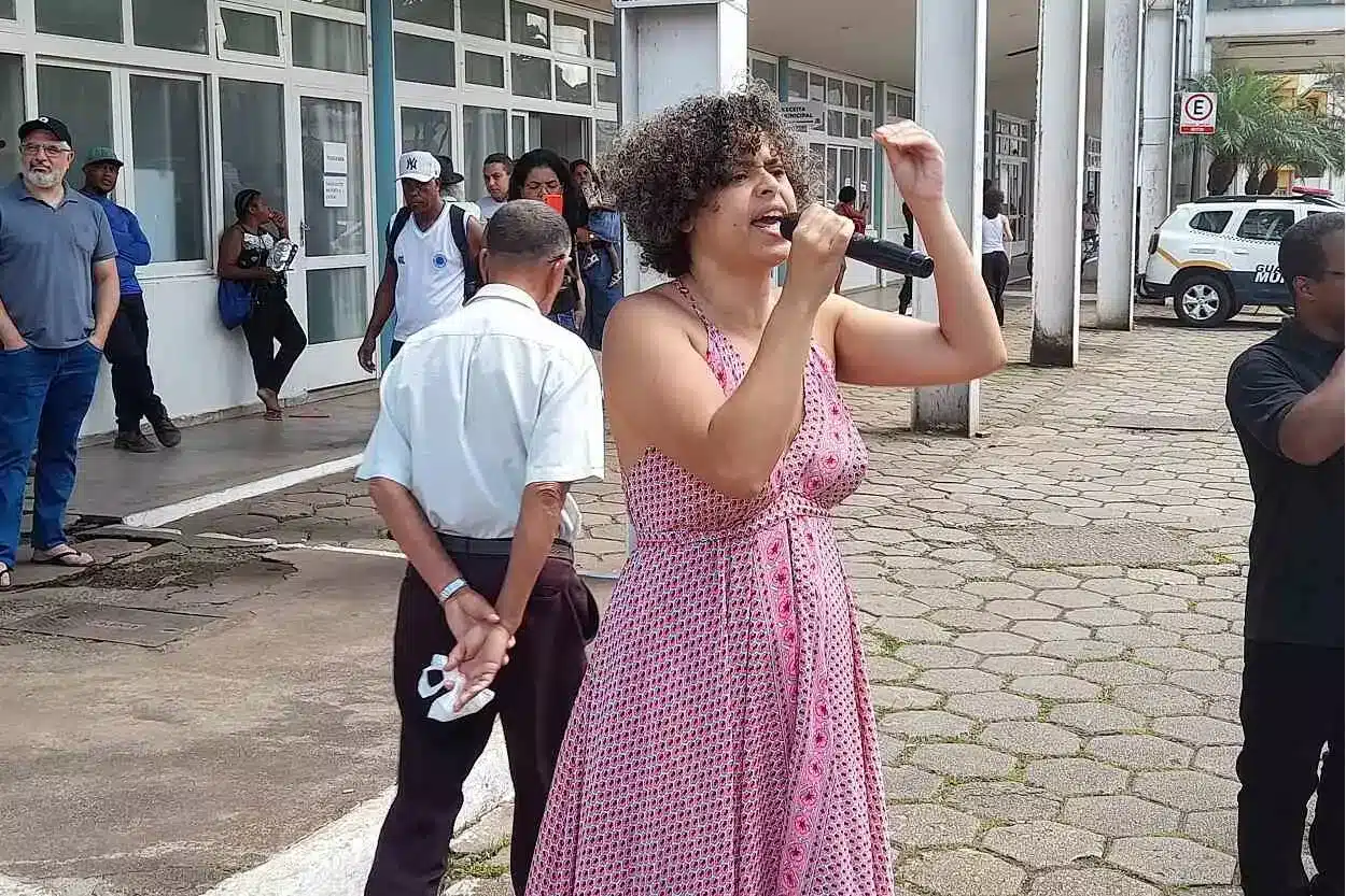 Ellen Barros, que se apresentou como mãe e comunicadora popular, discursou em apoio à greve