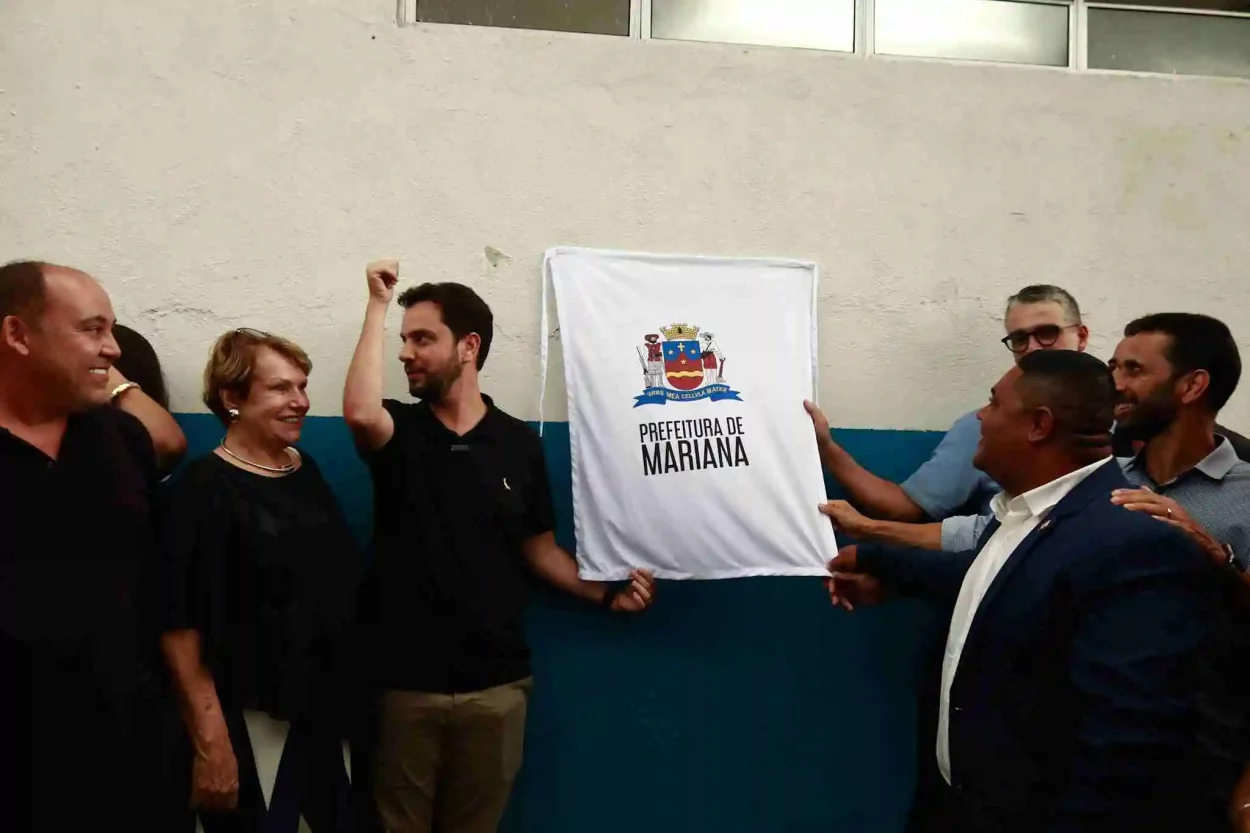 Prefeito Juliano Duarte e autoridades descerram a placa de inauguração da estação elevatória